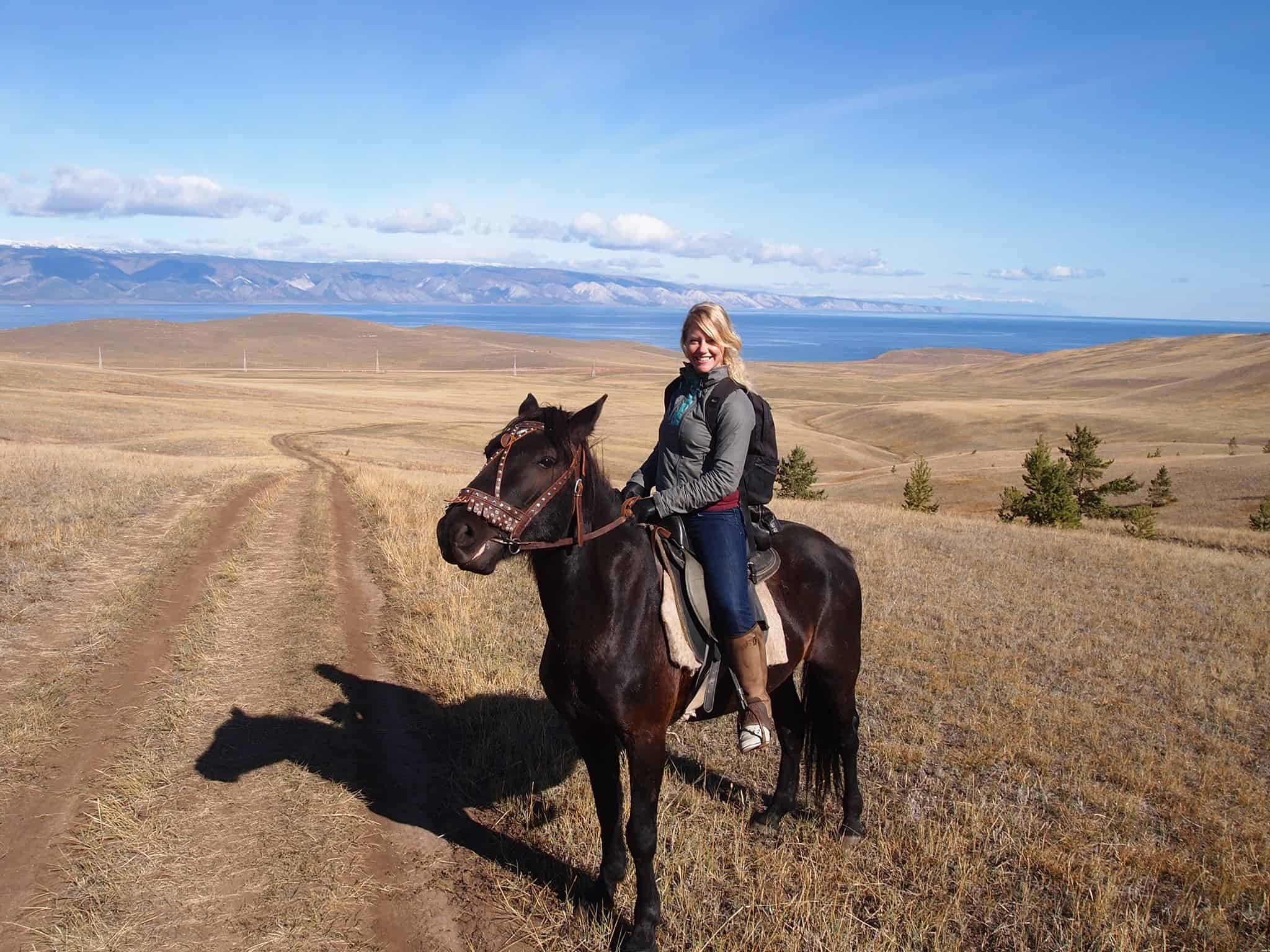 Girls Who Travel | Noraly Schoenmaker riding a horse