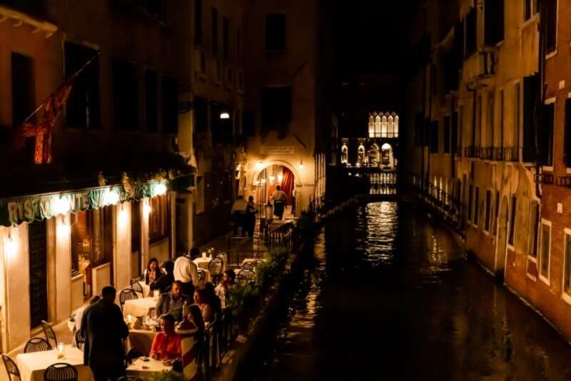 Girls Who Travel | 4 Best Wine Bars To Go to When Visiting Venice, Italy