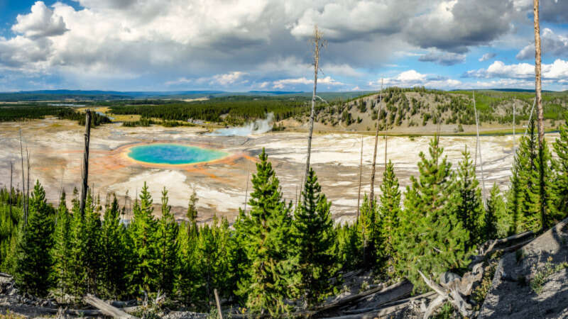 Girls Who Travel | Yellowstone Itinerary 4 Days in America's Most Beautiful National Park