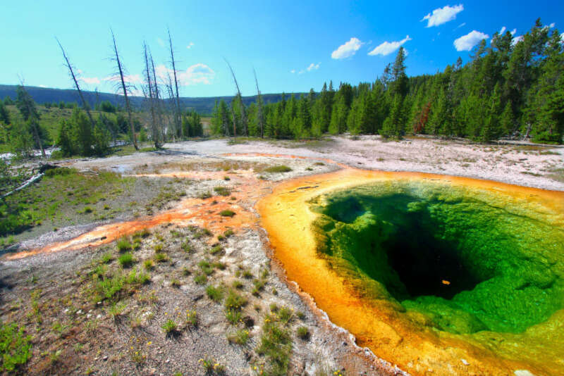 Girls Who Travel | Yellowstone Itinerary 4 Days in America's Most Beautiful National Park