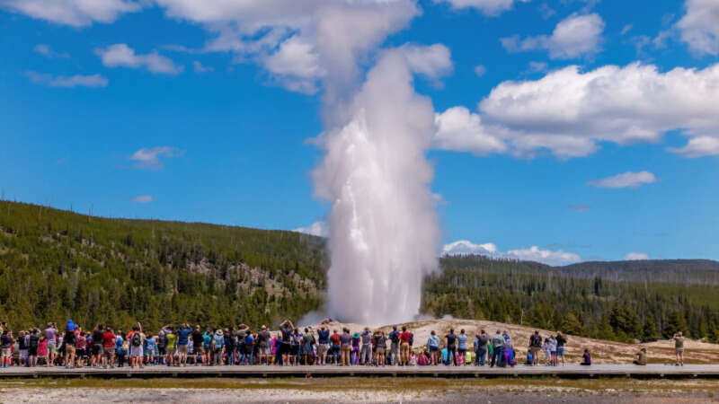 Girls Who Travel | Yellowstone Itinerary 4 Days in America's Most Beautiful National Park