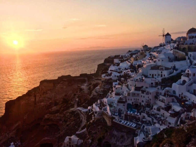 Girls Who Travel | How to Visit Santorini On A Budget