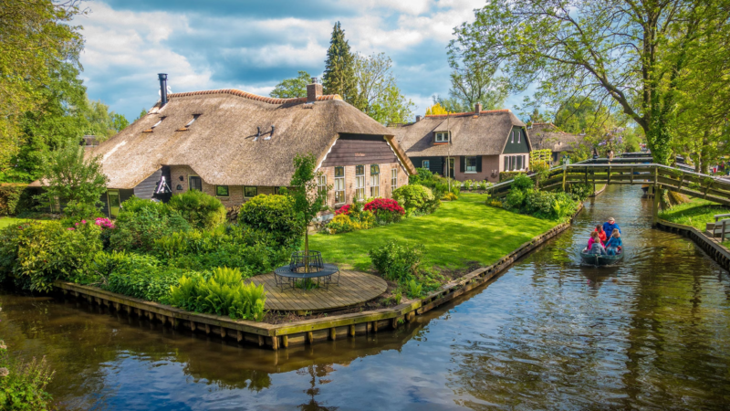 Girls Who Travel | Giethoorn Netherlands