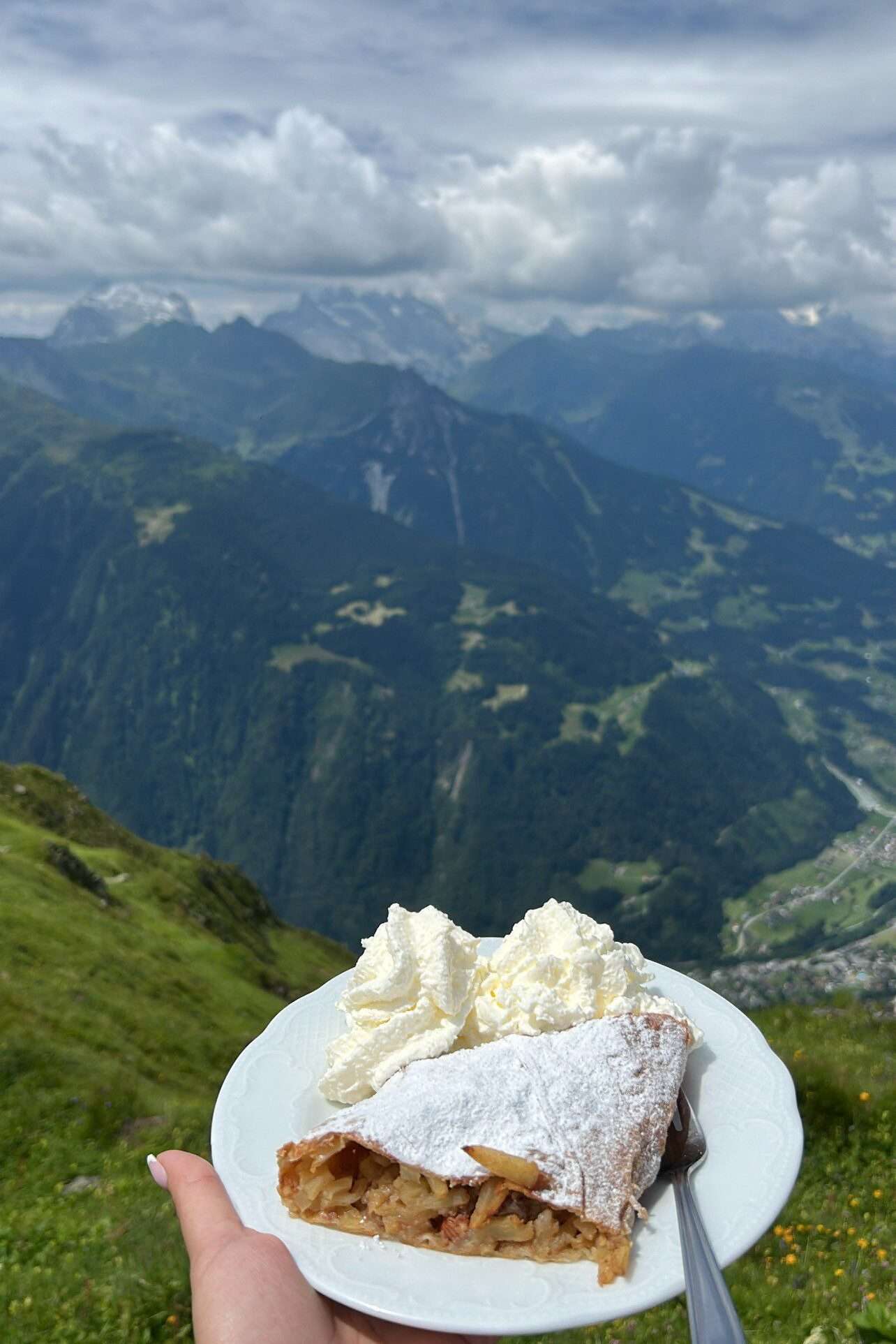 Girls Who Travel | hiking in the Austrian Alps