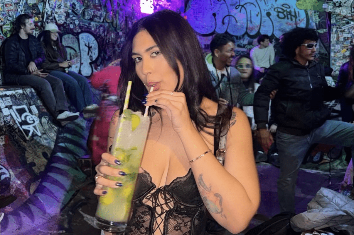 Girls Who Travel | Hot Girl Spring Barcelona Spain